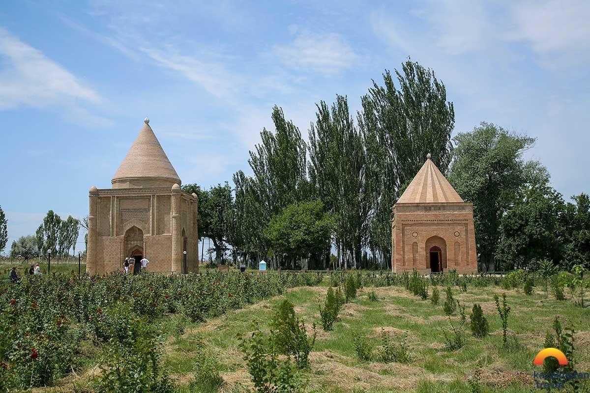  Мавзолеи Айша-биби и Бабаджи-хатун
