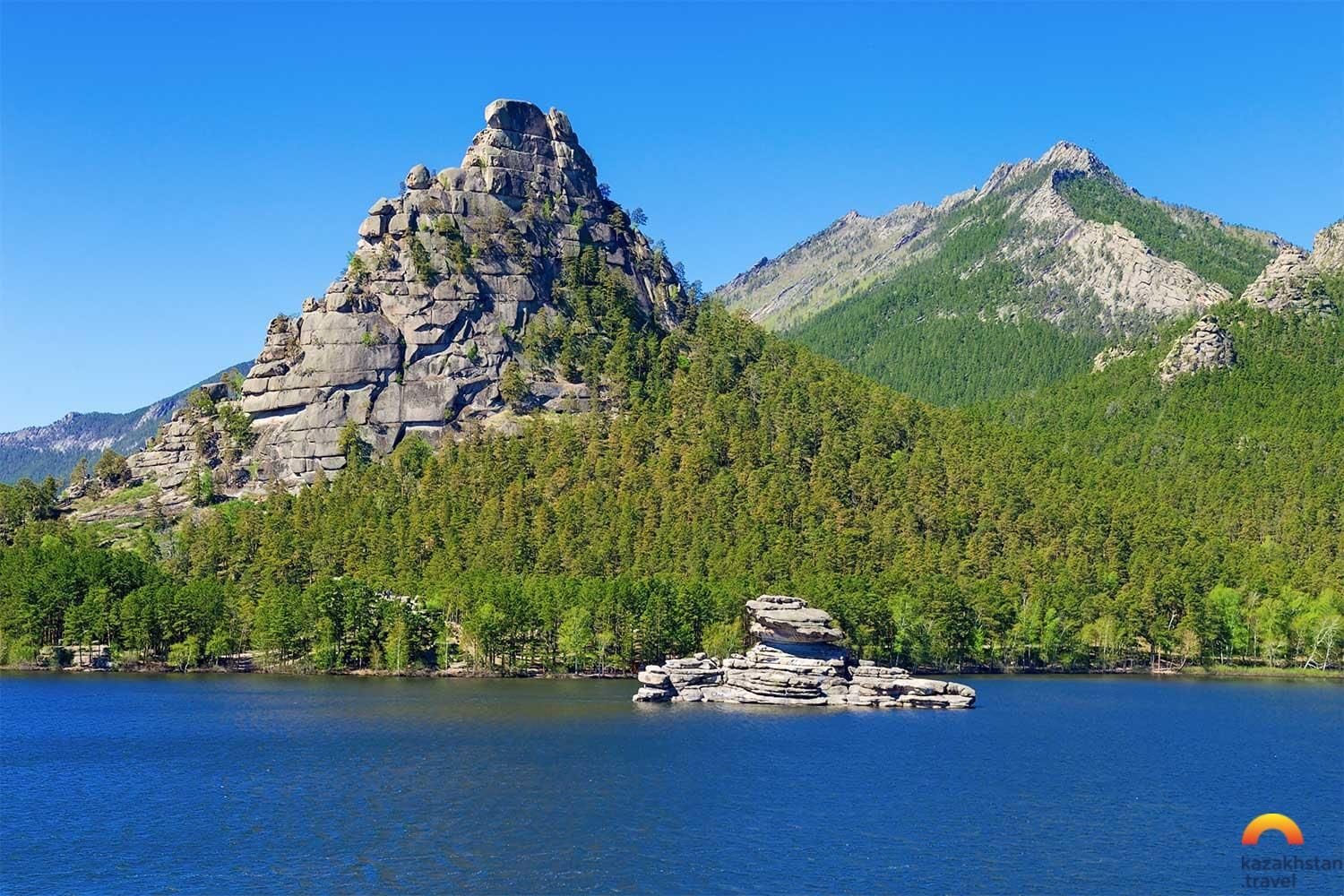 Скалы Окжетпес и Жумбактас
