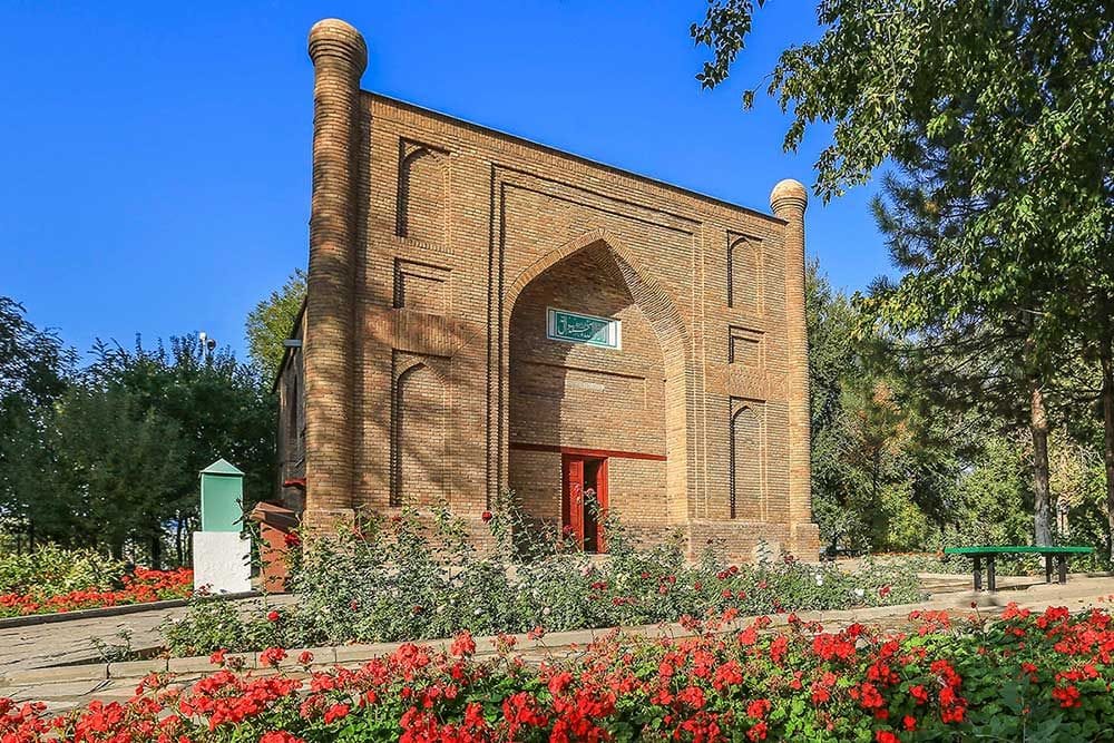 Мавзолеи Карахан и Даутбек